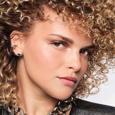 Frau mit lockigem Haar