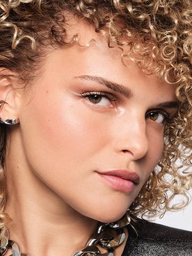 Frau mit lockigem Haar