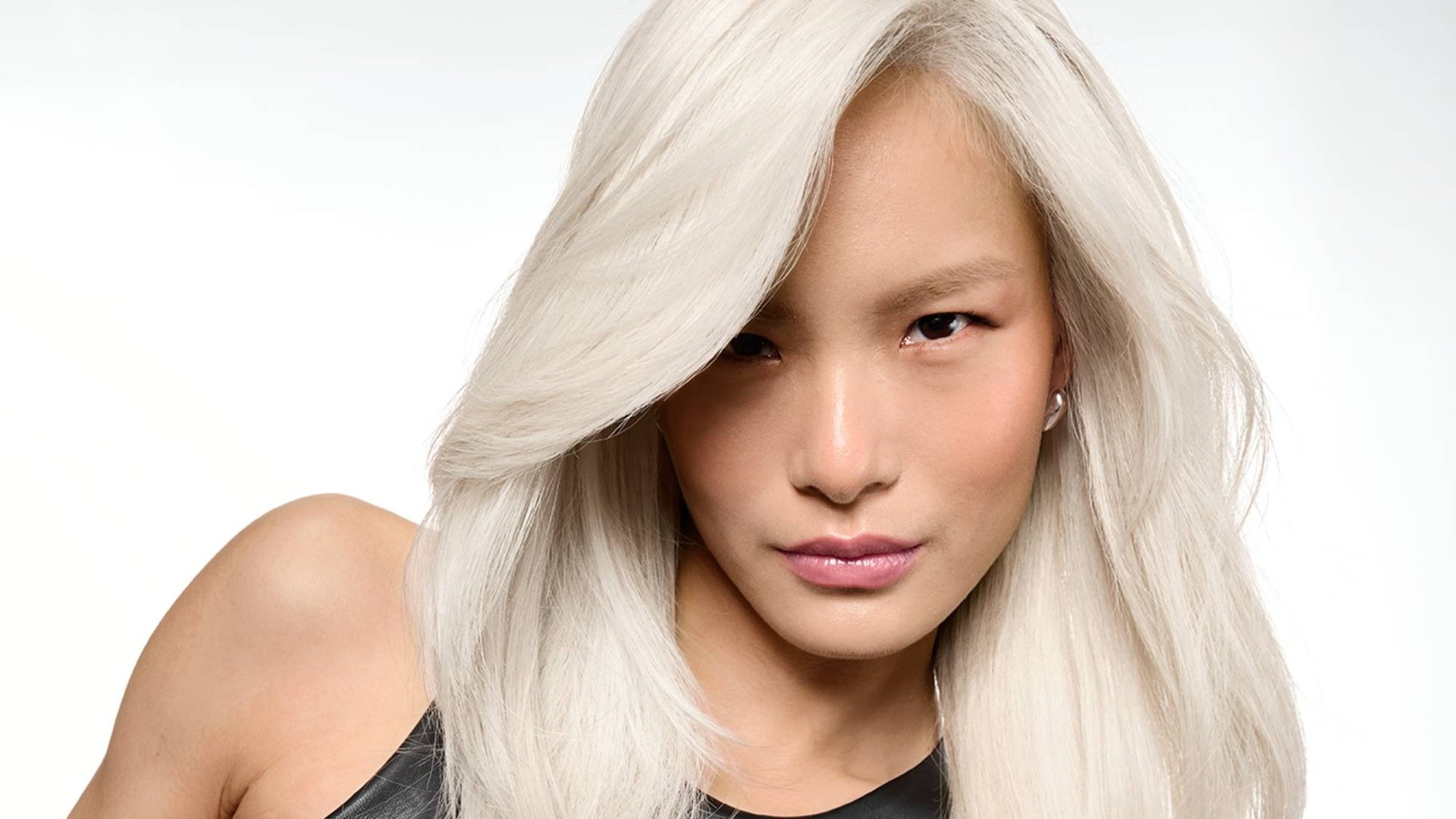 Model mit hellblonden Haaren schaut in die Kamera