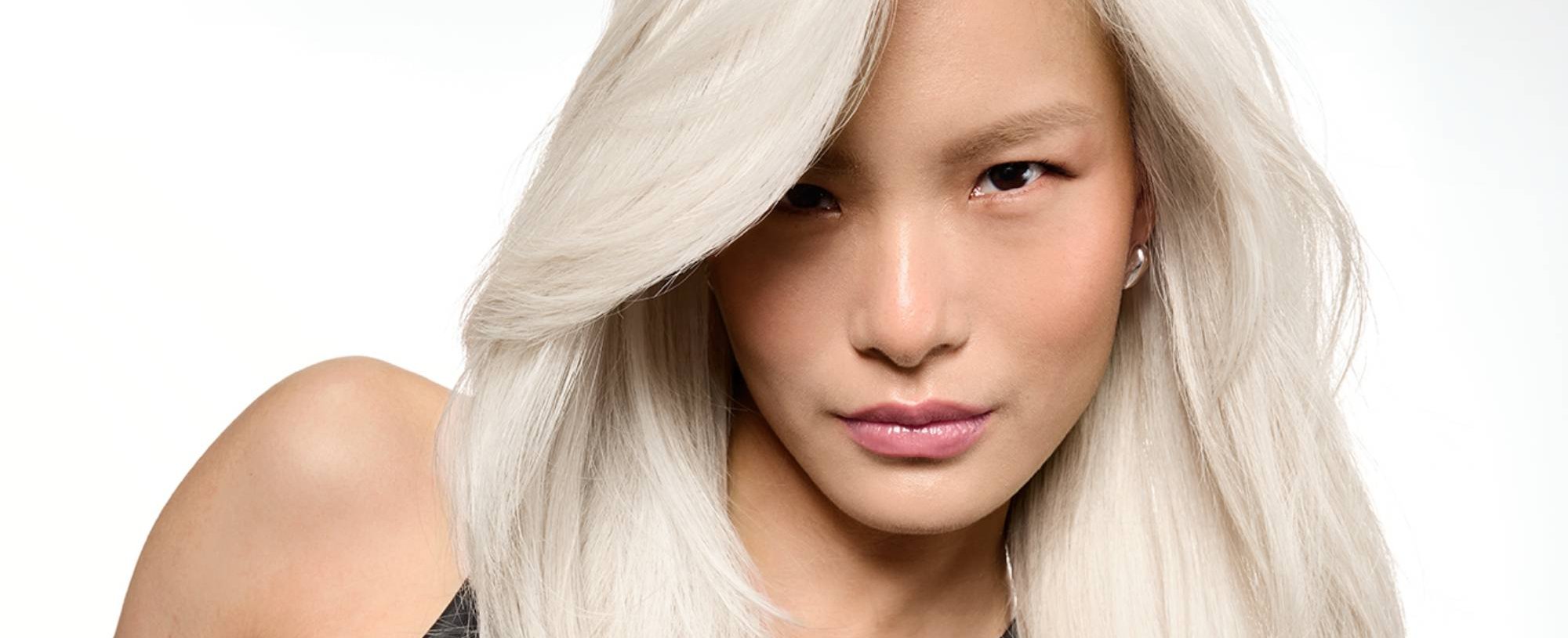 Model mit hellblonden Haaren schaut in die Kamera