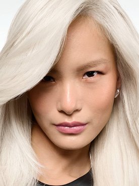 Model mit hellblonden Haaren schaut in die Kamera