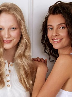 Drei Frauen mit verschiedenen Haarfarben und gelockten & gewellten Haaren