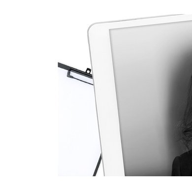 Frau ist auf einem Tablet zu sehen