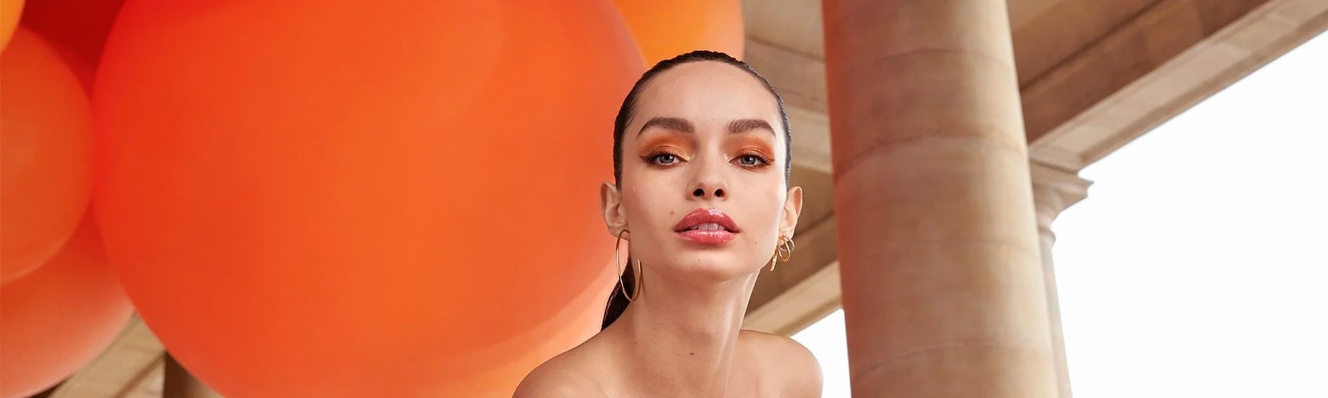 Model Luma Grothe mit glowy Sommer-Make-up, glossy Lippen und orangefarbenem Augen-Make-up