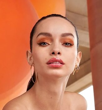 Model Luma Grothe mit glowy Sommer-Make-up, glossy Lippen und orangefarbenem Augen-Make-up