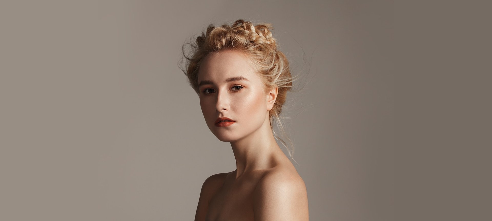 Frau mit Hochsteckfrisur blickt entschlossen in Kamera