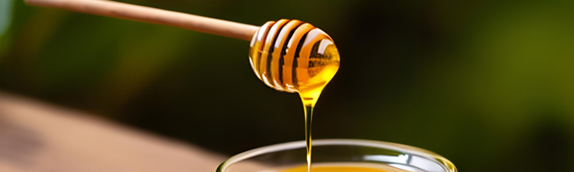 Eine Glasschale mit Manuka-Honig