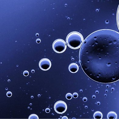 Niacinamide Textur dargestellt als dunkelblaue Flüssigkeitsbläschen