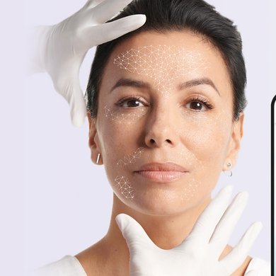 Eva Longorias Gesicht wird untersucht. Daneben ein Smartphone mit dem Hautanalyse-Tool