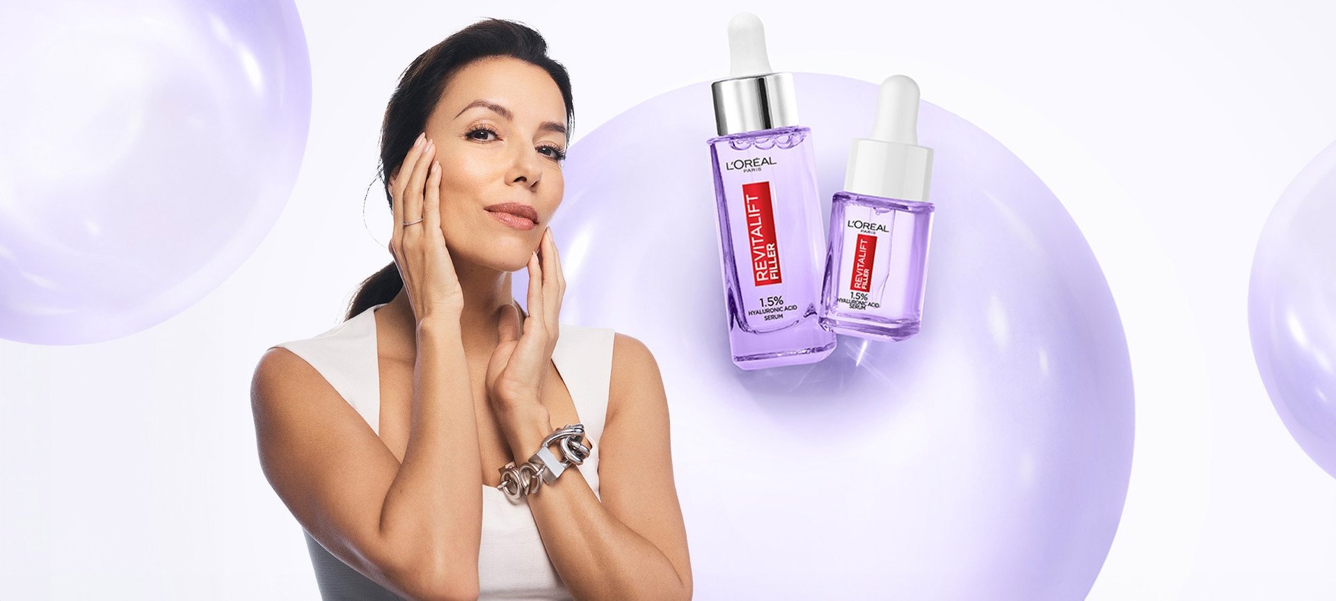 Eva Longoria hält ihre Wangen und daneben Revitalift Filler Produkte mit Hyaluronsäure