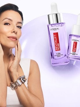 Eva Longoria hält ihre Wangen und daneben Revitalift Filler Produkte mit Hyaluronsäure
