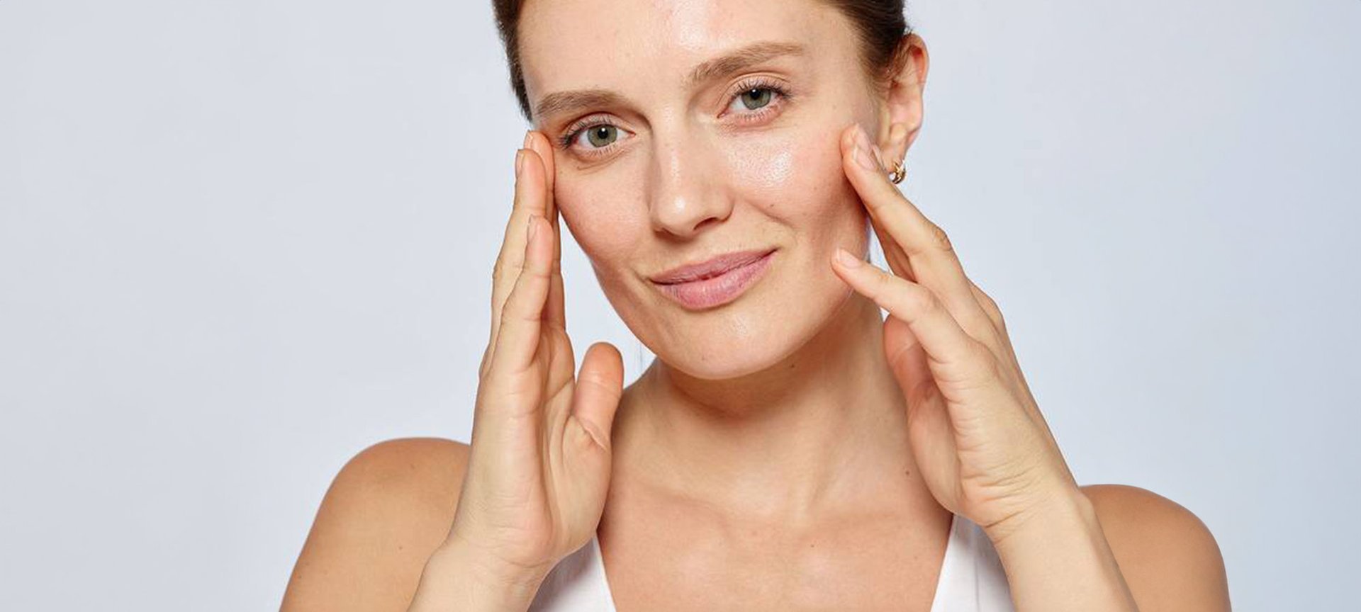 Eine Frau zeigt ihr gepflegtes Gesicht