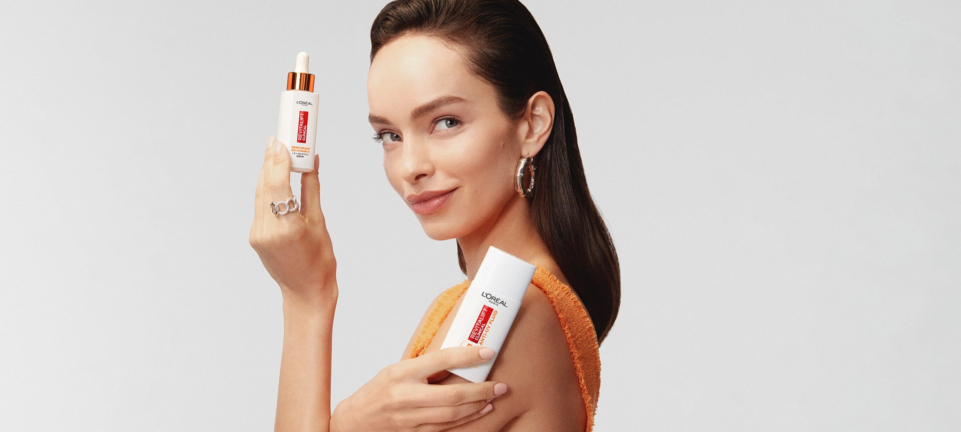 Luma Grothe hält Clinical Vitamin C Produkte in ihren Händen