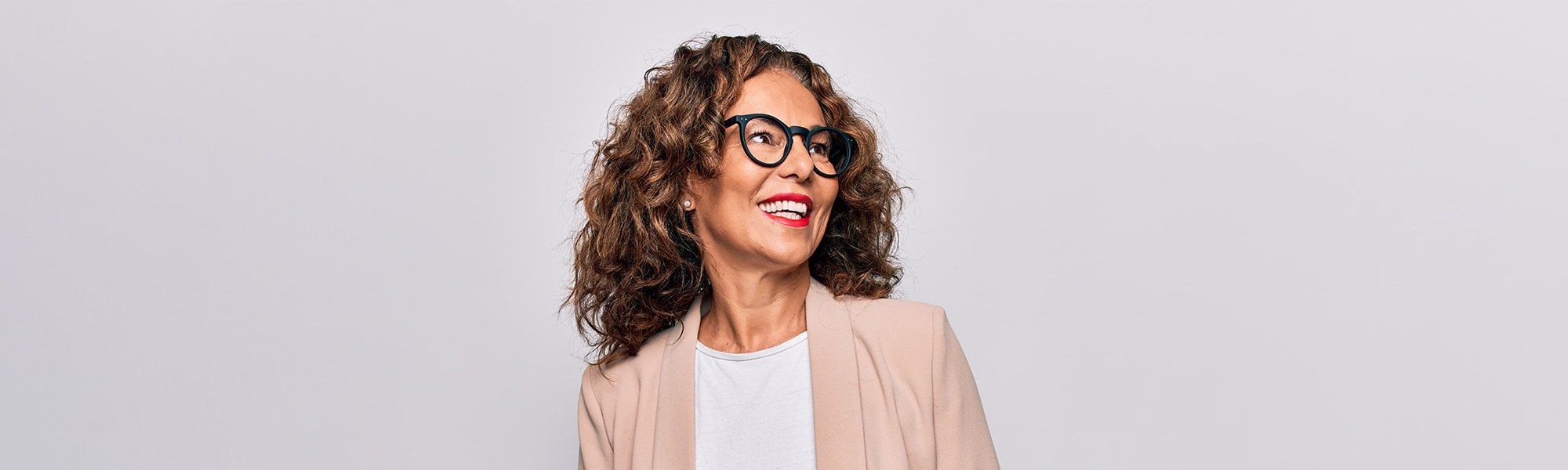 Ein Frau mit lockigem Haar und Brille
