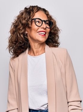 Ein Frau mit lockigem Haar und Brille