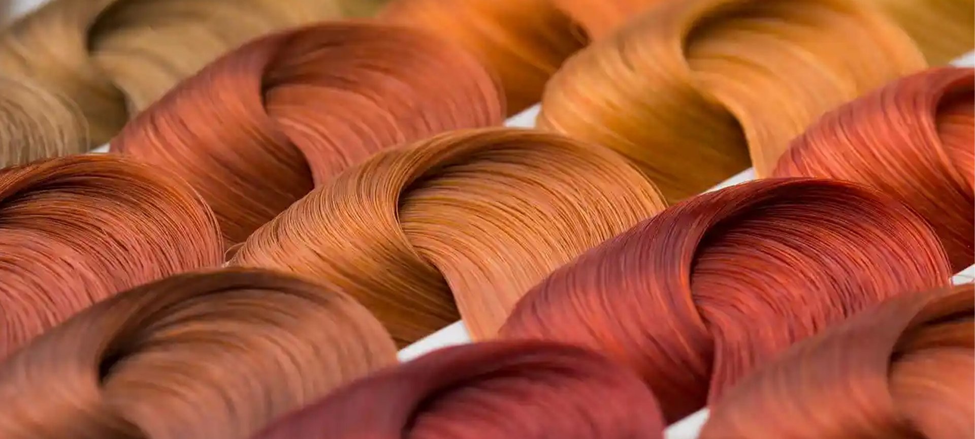 Haarsträhnen in verschiedenen roten und orangen Farbfacetten