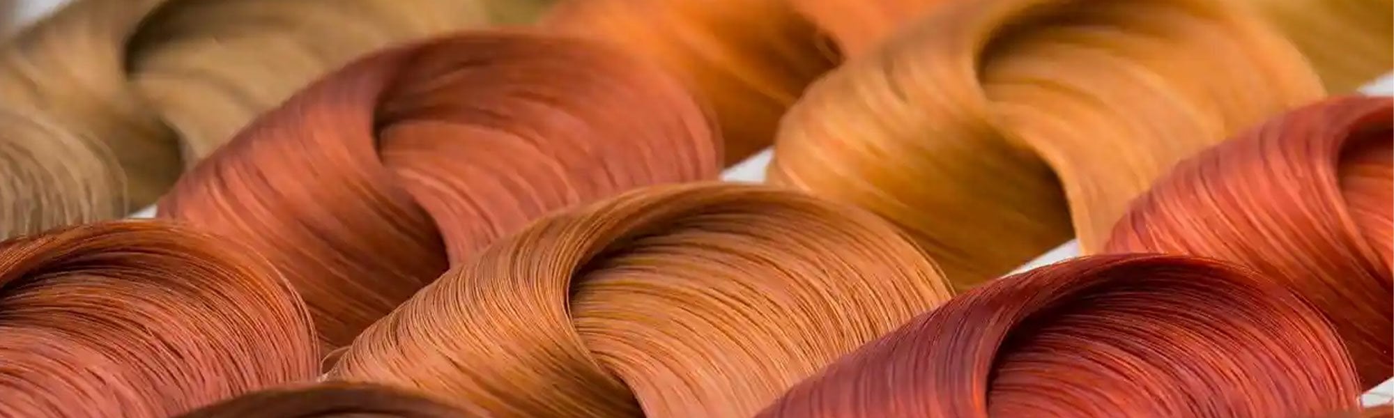 Haarsträhnen in verschiedenen roten und orangen Farbfacetten