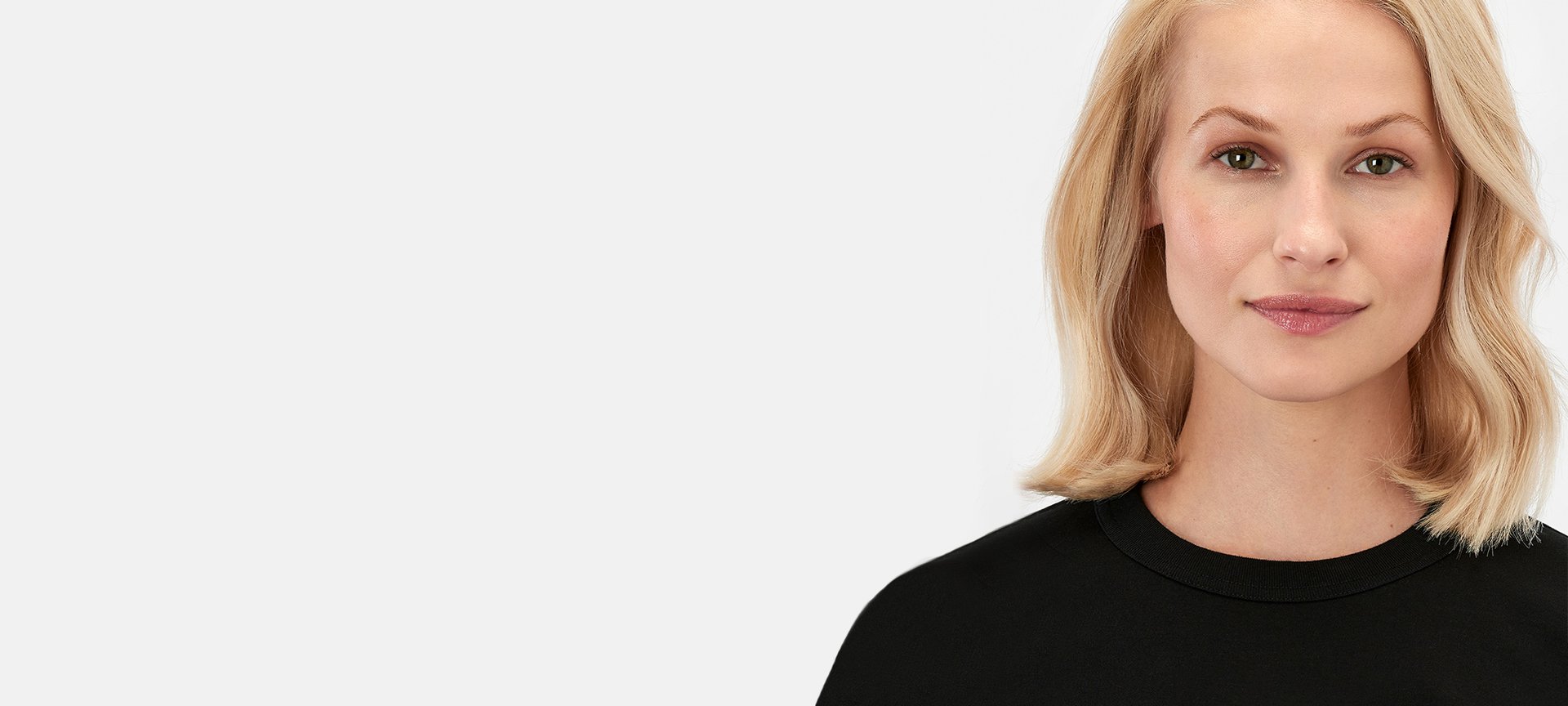 Eine Frau mit mittellangen blonden Haaren