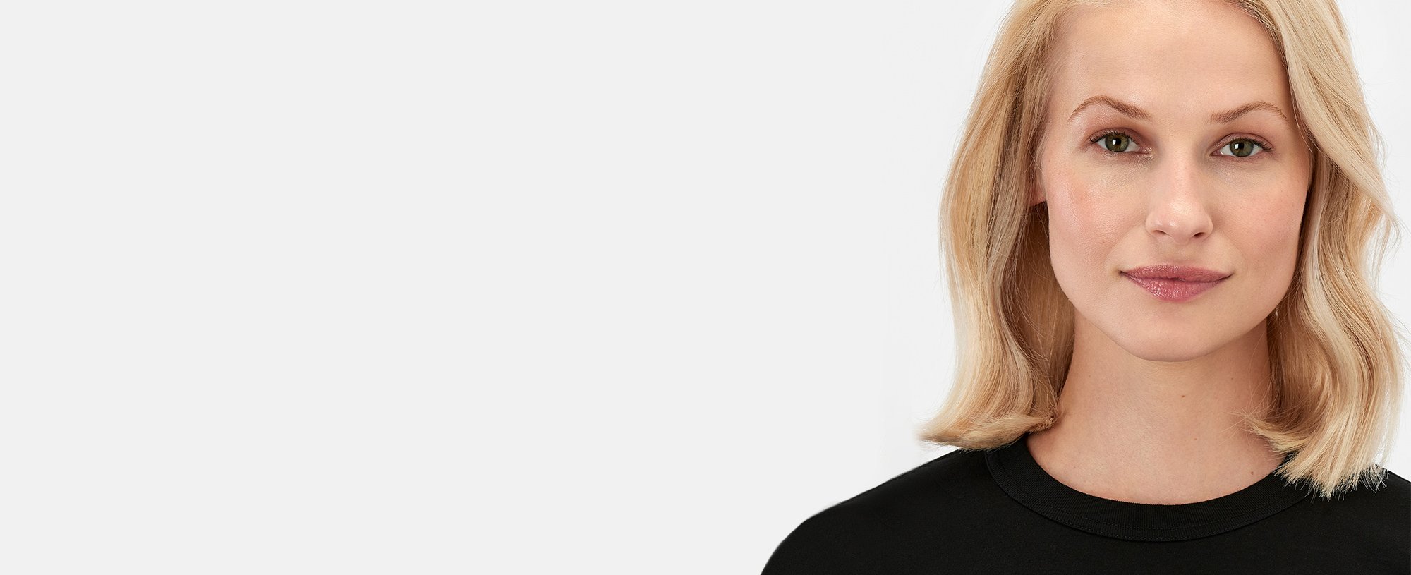 Eine Frau mit mittellangen blonden Haaren