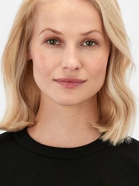 Eine Frau mit mittellangen blonden Haaren