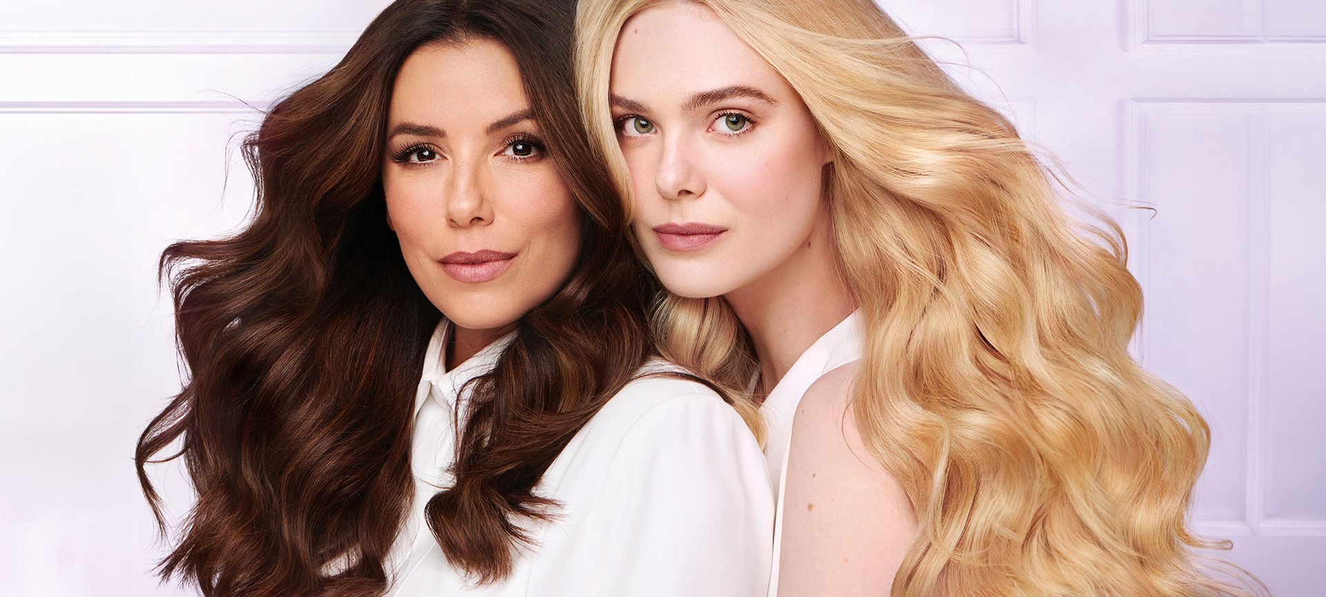 Zwei Frauen mit dunklen und blonden langen lockigen haaren