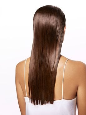 Junge Frau mit langen glatten Haaren  - Ansicht von hinten