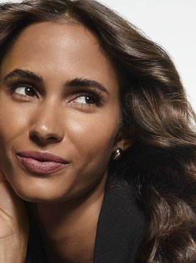 Model mit braunen Haaren schaut in die Ferne
