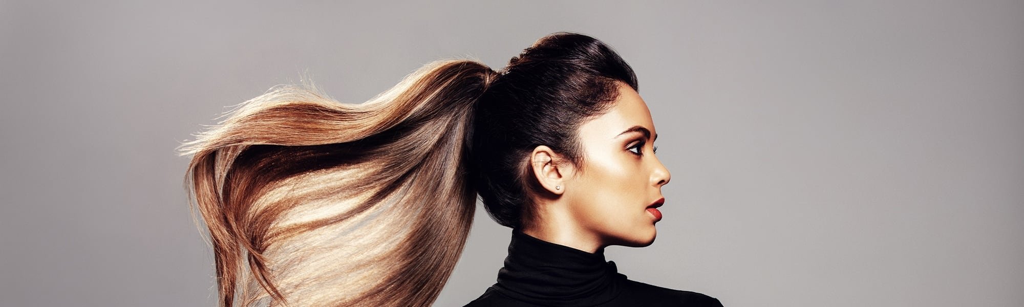 Frau im Profil mit wehenden zusammengebundenen Haaren