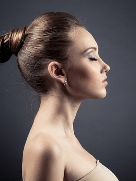 Junge Frau mit langen dunkelblonden geflochtenen Haaren - Profilansicht