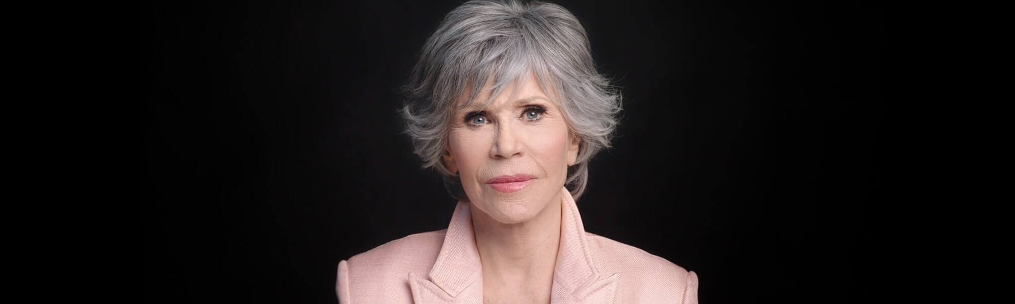 Frau mit silberner Kurzhaarfrisur