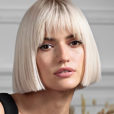 Frau mit blondiertem Haar