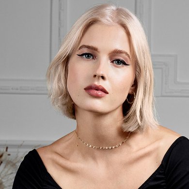 Frau mit blondiertem Haar
