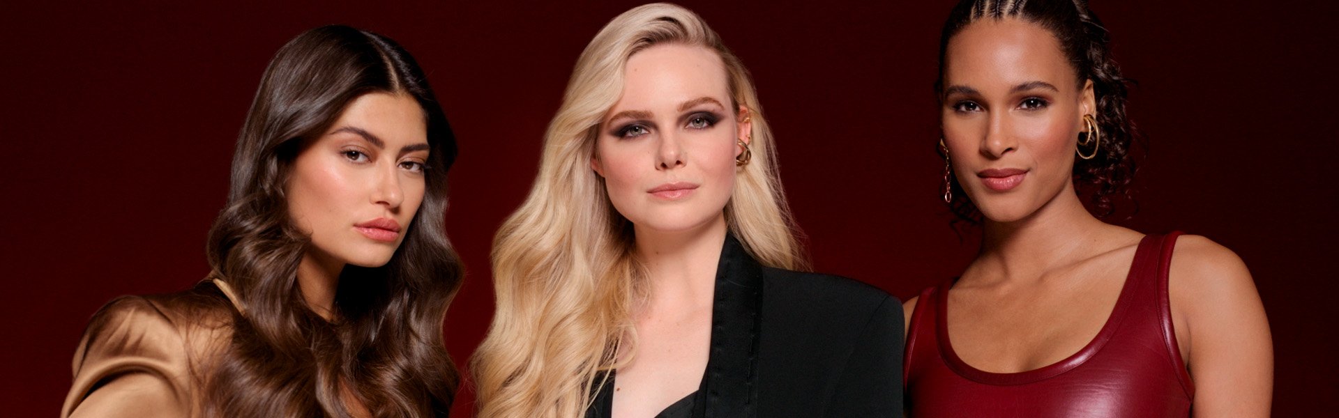 Drei Frauen blicken in die Kamera