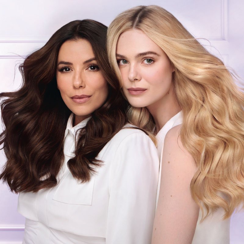 Eva Longoria und Elle Fanning sitzen zusammen