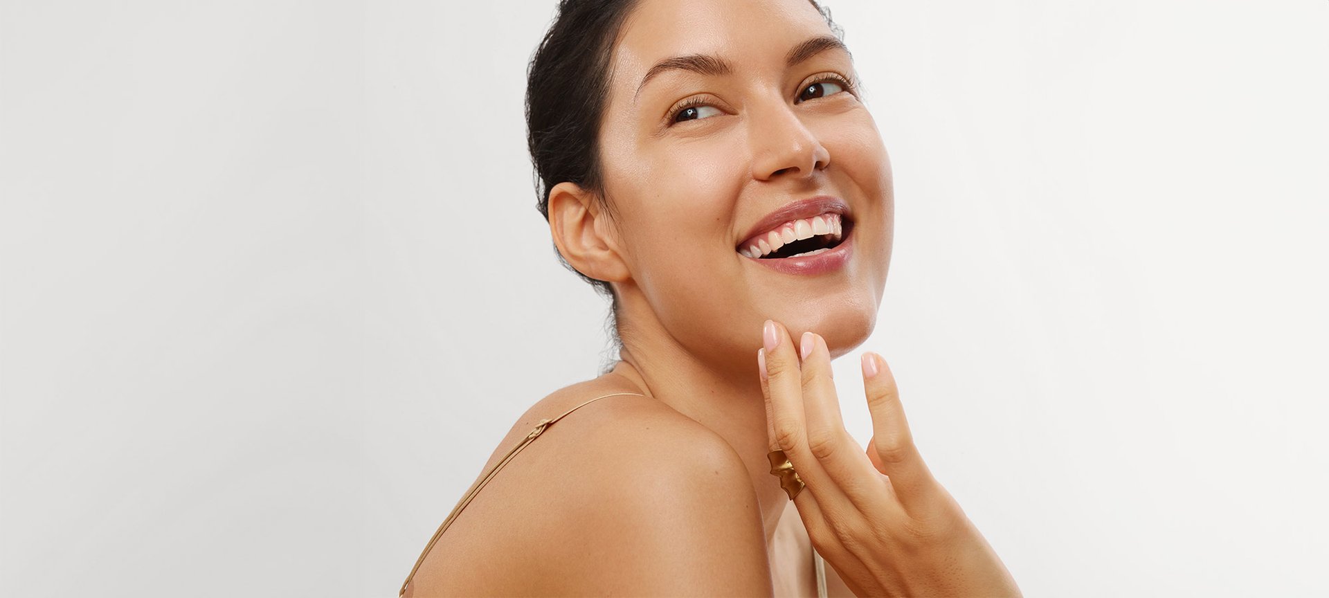 Eine Frau posiert lächelnd vor der Kamera