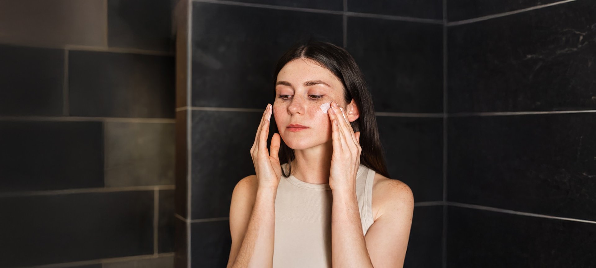 Eine Frau cremt sich ein