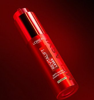 Produktansicht des Revitalift Laser Dreifach Melasyl Anti-Aging-Serums vor dunkelrotem Hintergund