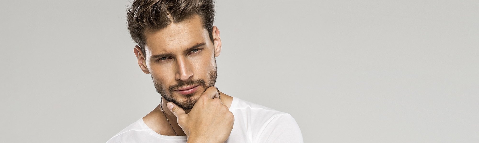 Junger Mann mit dunkelblonden Haaren
