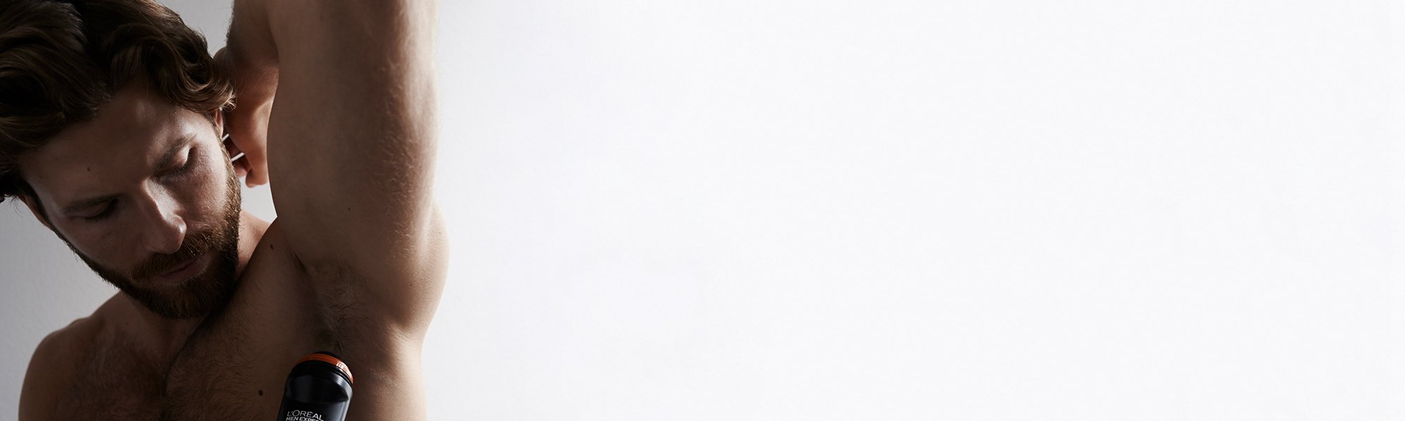 Ein Mann trägt ein Deo auf seine Achselregion auf