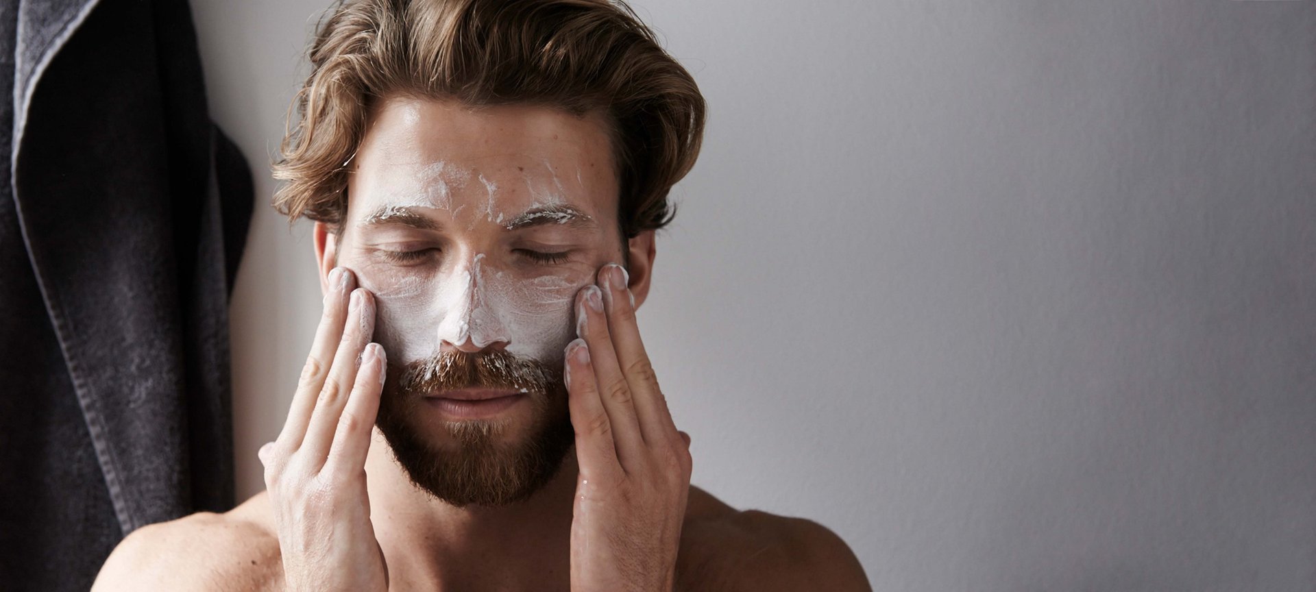Ein Mann seift sich sein Gesicht ein