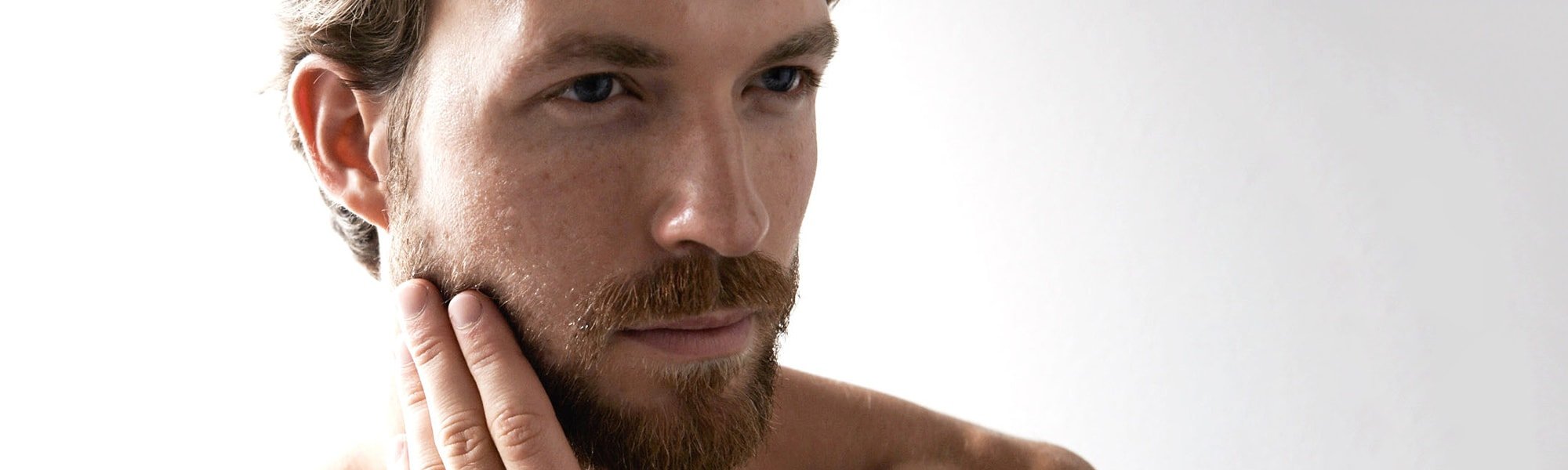 Junger Mann im Profil