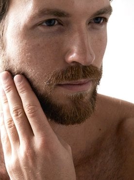 Junger Mann im Profil