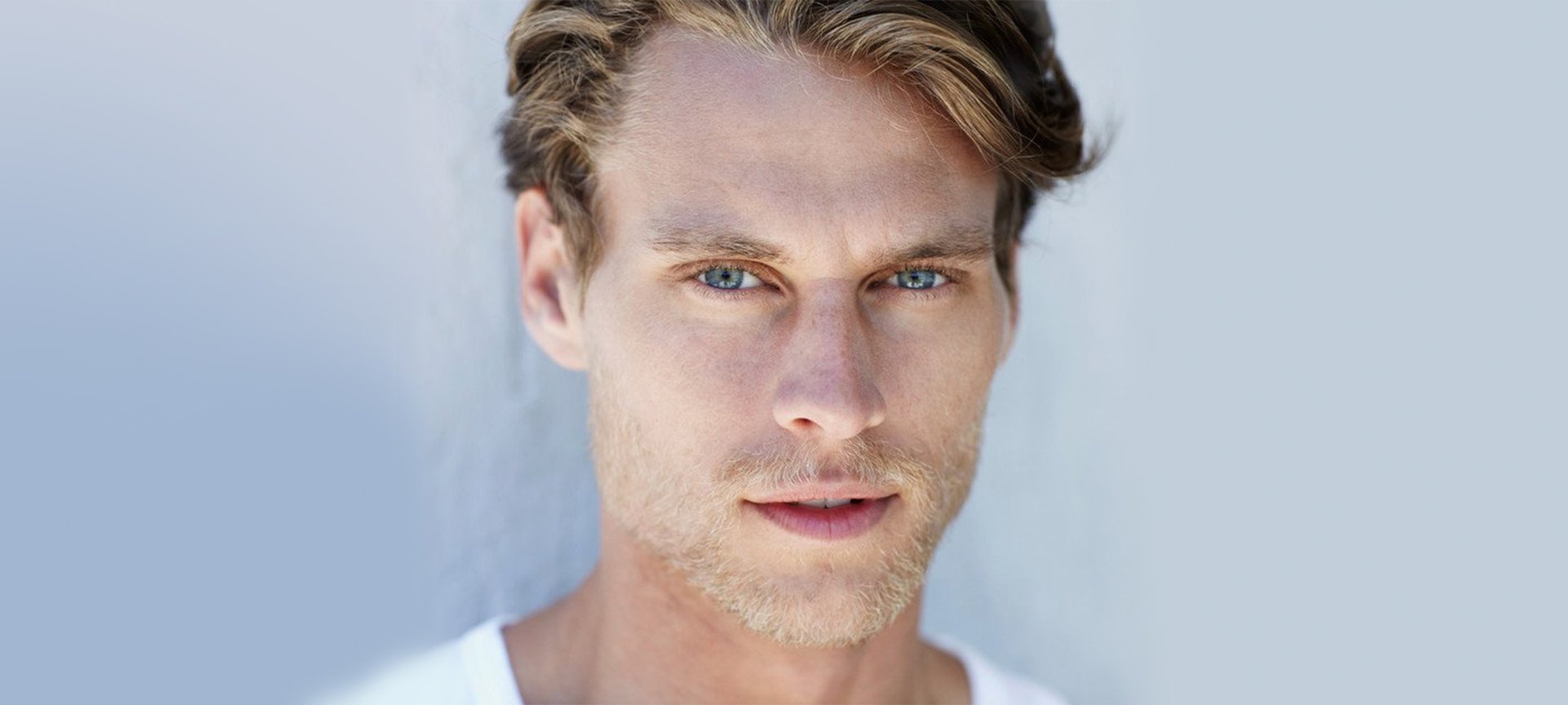 Junger Mann mit blonden Haaren