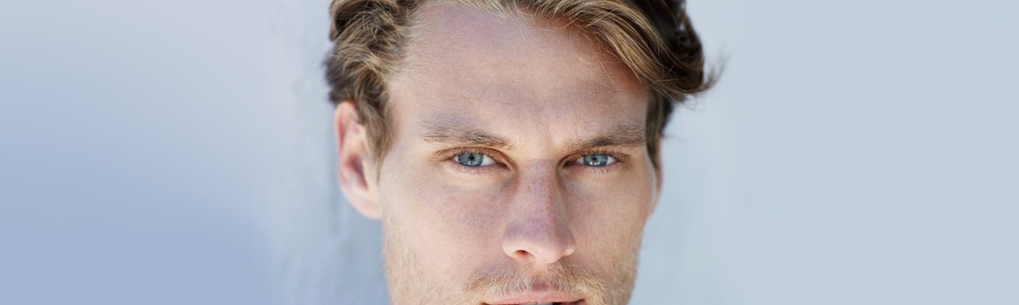 Junger Mann mit blonden Haaren