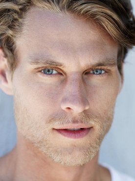 Junger Mann mit blonden Haaren