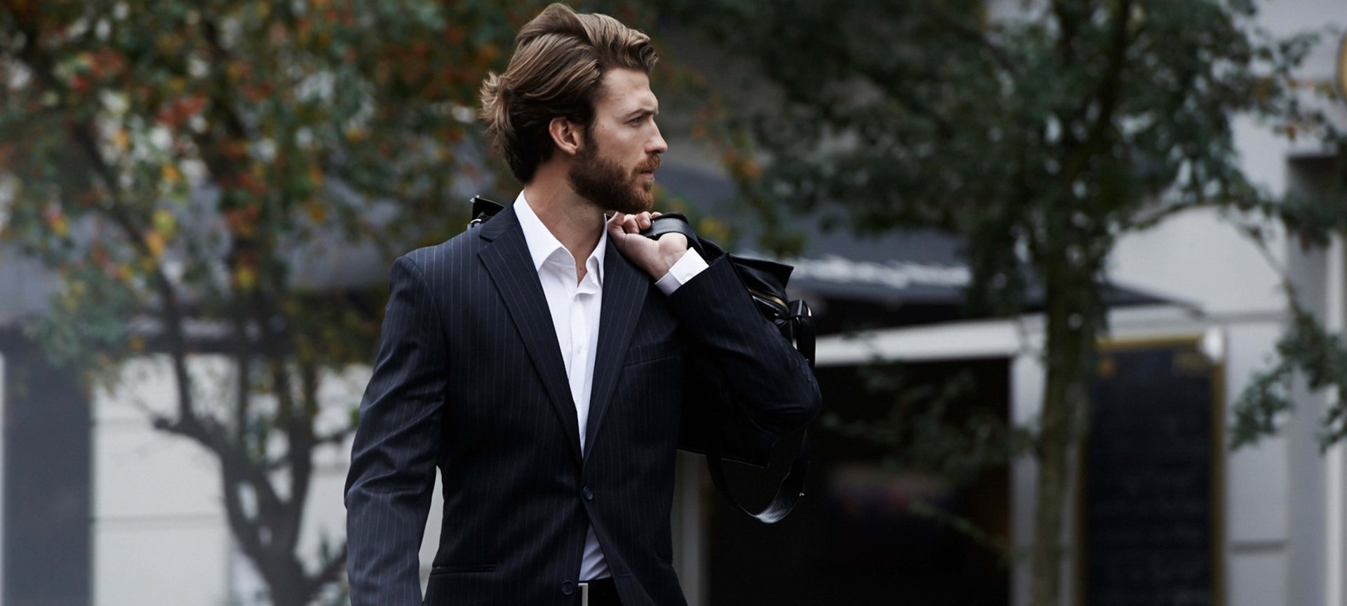 Mann mit grauen Haaren blickt in die Kamera