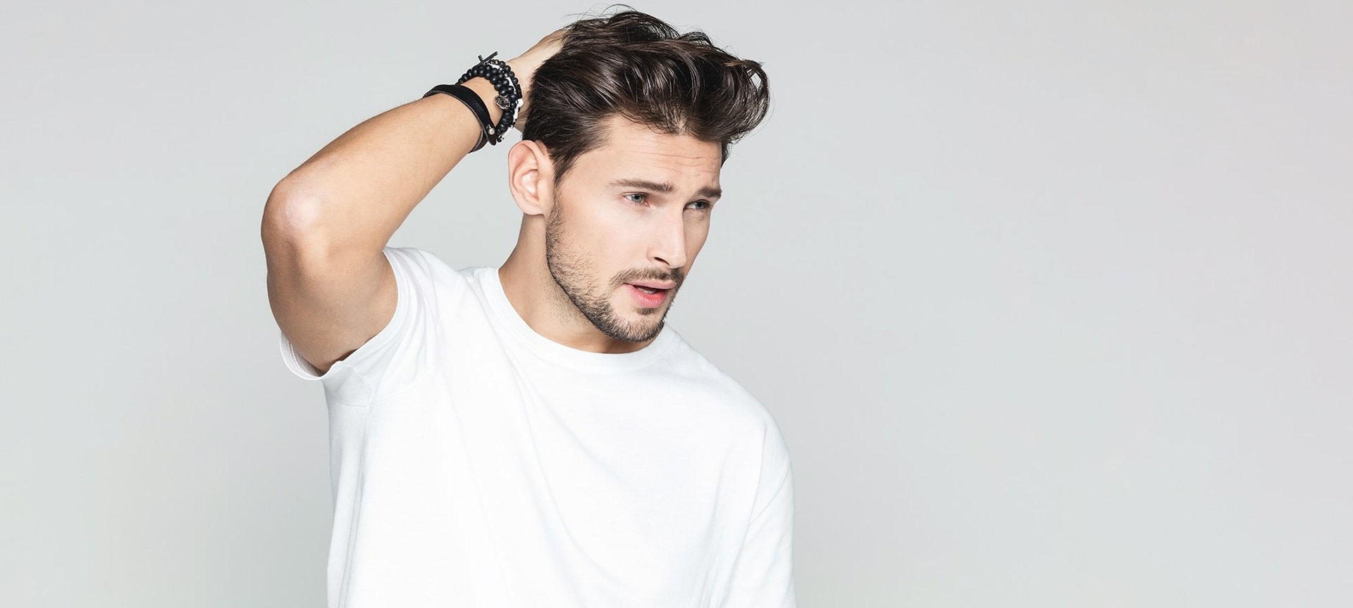 Junger Mann im seitlichen Profil