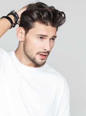 Junger Mann im seitlichen Profil