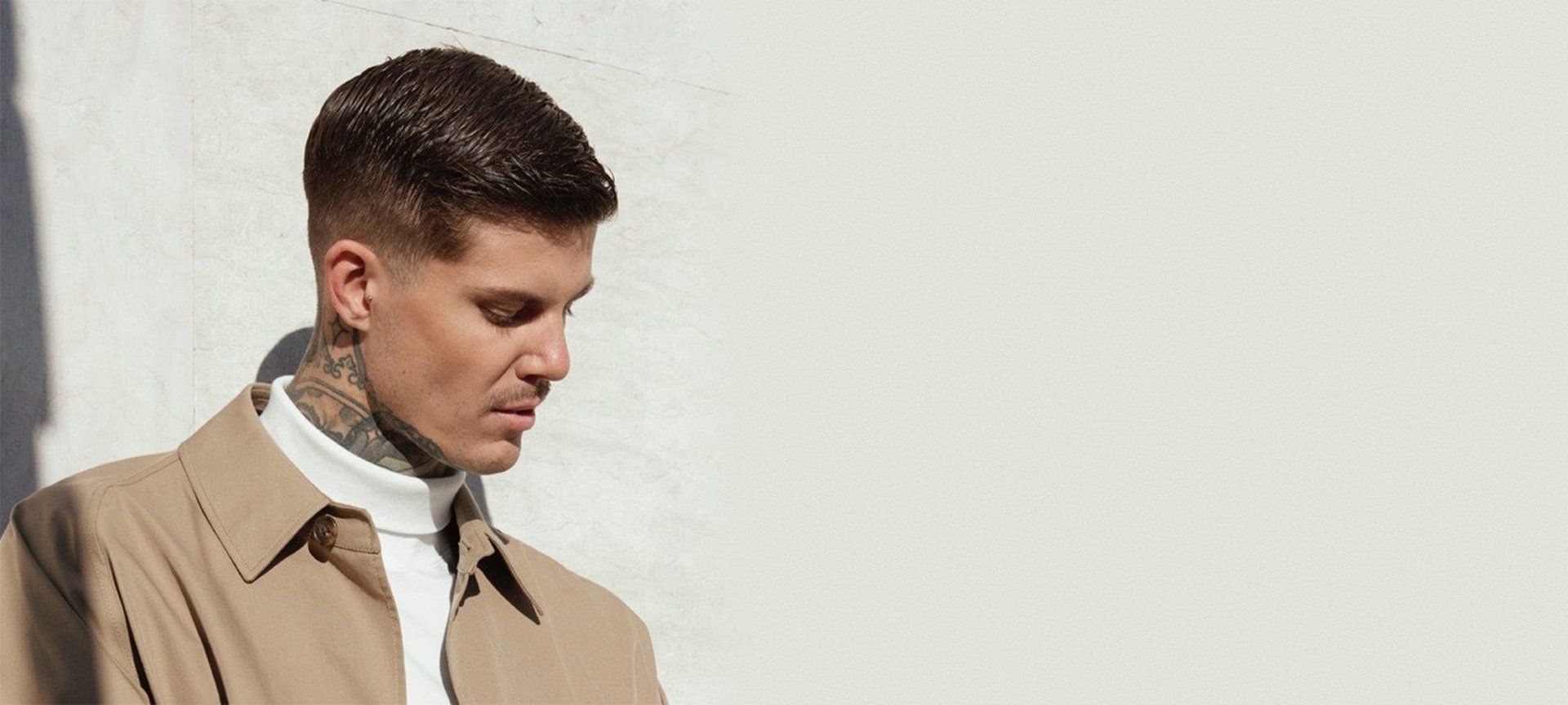 Mann mit kurzen Haaren schaut nach unten