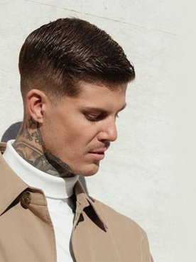 Mann mit kurzen Haaren schaut nach unten